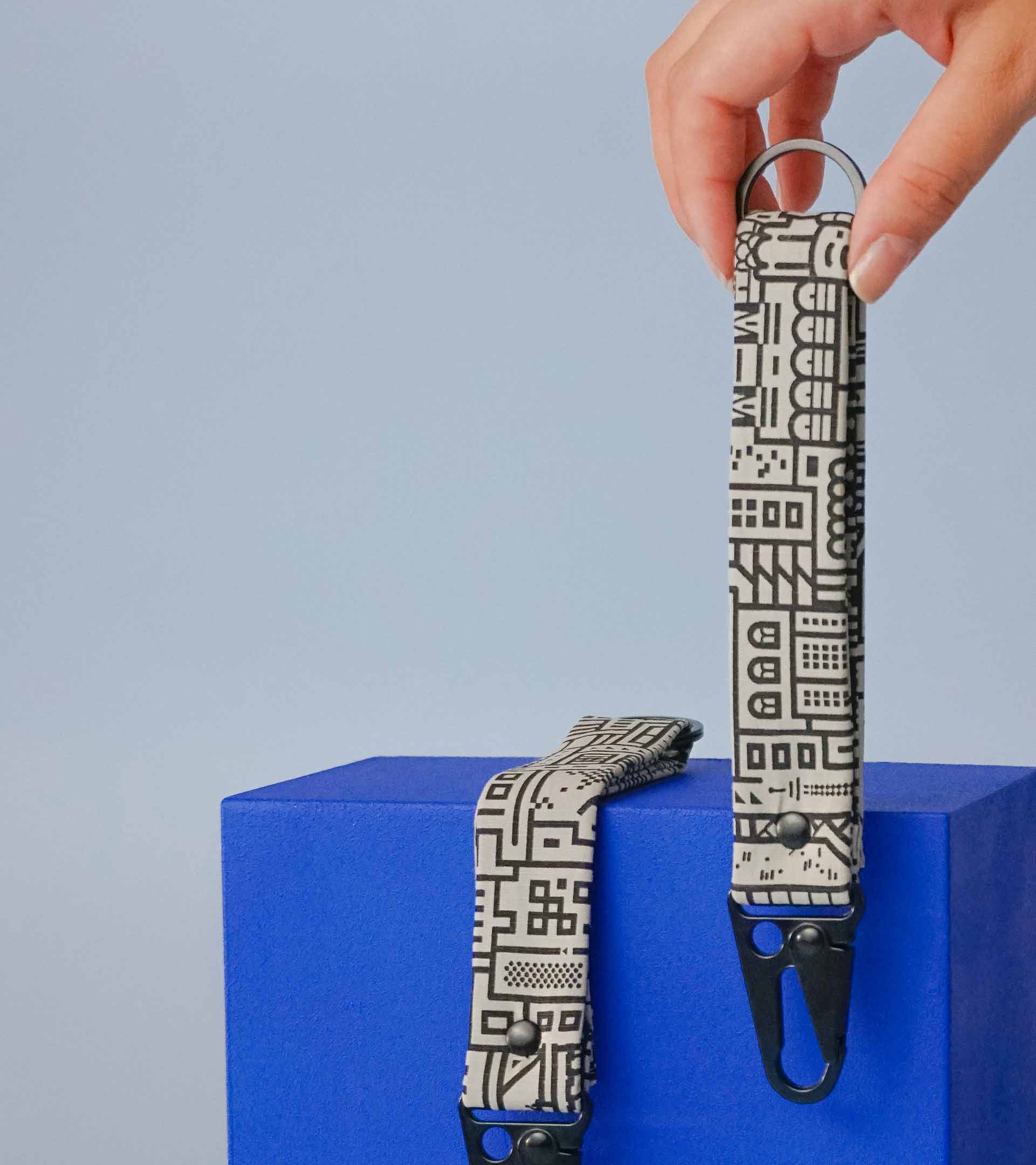 Notabag Keychain Hello World – Grey/Black - Notabag - convertible bag - bag & backpack - reusable bag